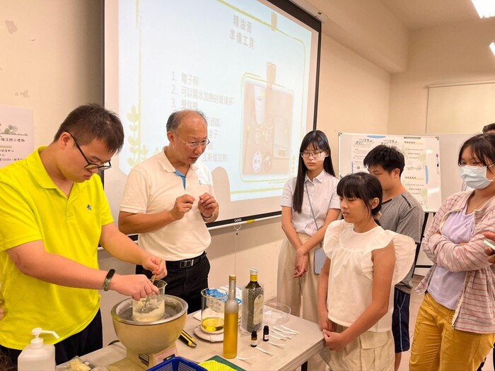 圖說:嗅覺關-認識精油  許顯榮老師帶領學生認識精油膏製作過程