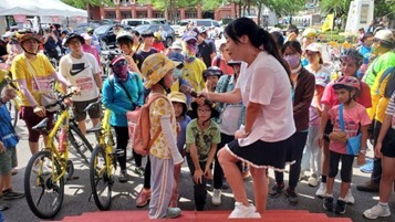 活動前主持人與民眾互動，進行自行車安全宣導QA，並贈送小禮物。(圖/遠東科技大學提供)