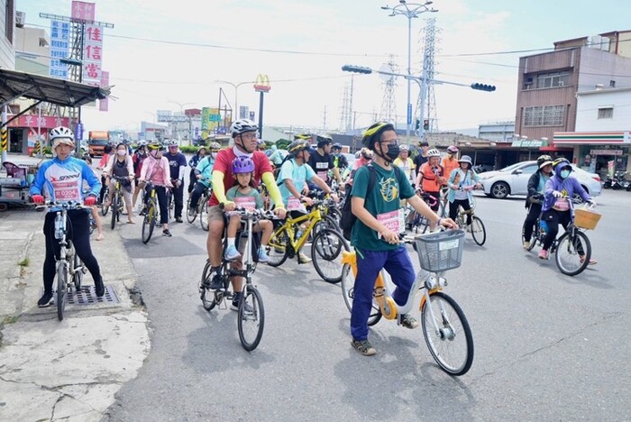 現場有親子騎乘、協力車以及YouBike共享單車，提供民眾騎乘。(圖/遠東科技大學提供)