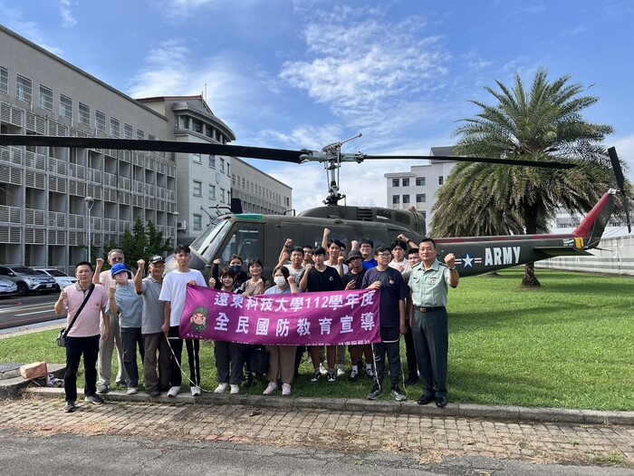 圖說：遠東科大至臺南市歸仁區陸軍航空基地勤務廠進行參訪留影。（圖/遠東科技大學提供）